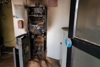 एसबीआई के दो एटीएम काटकर लाखों की रकम पार, वारदात को अंजाम देने के बाद आग लगाकर फरार हुए आरोपी