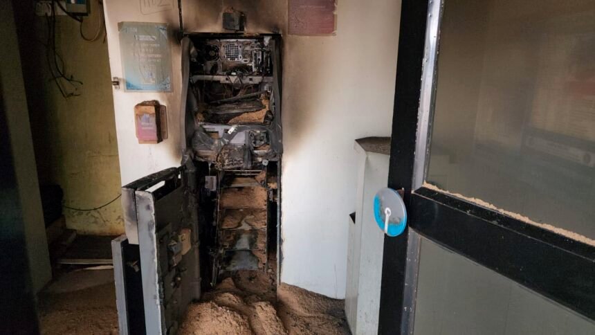 एसबीआई के दो एटीएम काटकर लाखों की रकम पार, वारदात को अंजाम देने के बाद आग लगाकर फरार हुए आरोपी