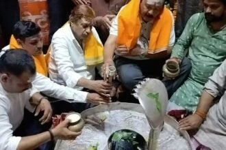 सावन महीने के अंतिम सोमवार को शिवालयों में लगी भक्तों की भीड़, मंत्री अकबर ने की पूजा