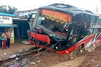 हैदराबाद से जगदलपुर आ रही कृष्णा ट्रैवल्स की हादसे का शिकार, चालक-परिचालक सहित सभी यात्री सुरक्षित