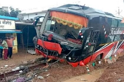 हैदराबाद से जगदलपुर आ रही कृष्णा ट्रैवल्स की हादसे का शिकार, चालक-परिचालक सहित सभी यात्री सुरक्षित