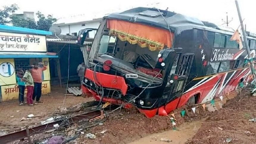 हैदराबाद से जगदलपुर आ रही कृष्णा ट्रैवल्स की हादसे का शिकार, चालक-परिचालक सहित सभी यात्री सुरक्षित