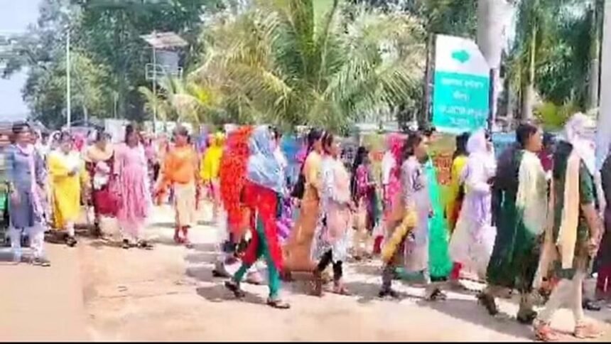फुल टाइम काम के बदले टीचर को पार्ट टाइम का पेमेंट, अनुदेशक बोले- 10 हजार में नहीं होता गुजारा