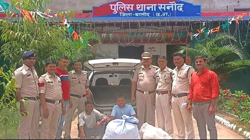 पुलिस ने दो तस्करों को किया गिरफ्तार, कार में लेकर घूम रहे थे 36 किलो गांजा