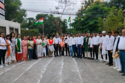 भारत माता और उनके वीर सपूतों को सच्ची श्रद्धांजलि: धर्मों पर राजनीति करने के बजाए उनकी कड़ी बने 'सफेद रंग'