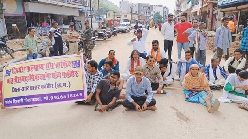 सड़क पर उतर दिव्यांगों ने क्यों किया चुनाव बहिष्कार का ऐलान! जानिए क्यों किया ऐसा