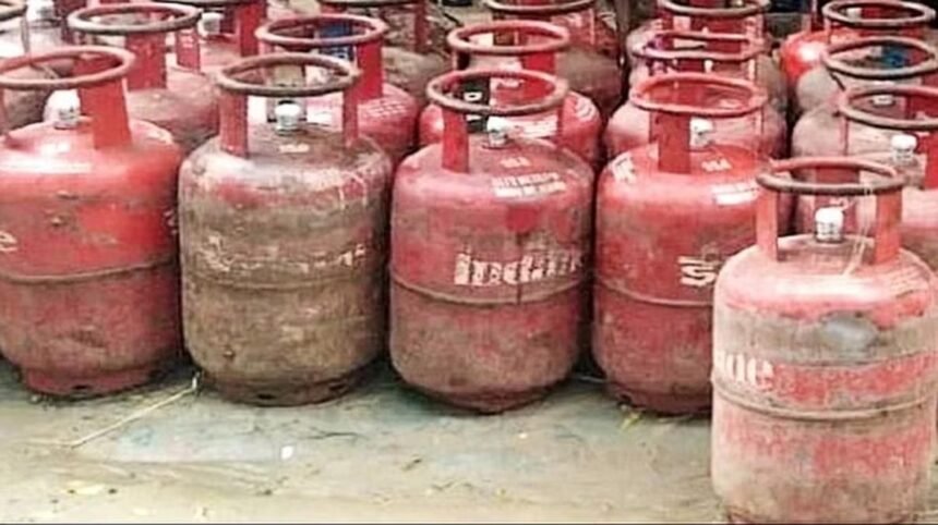 जनता को मुफ्त गैस सिलेंडर देगी सरकार, सीधे खाते में जाएंगे 914 रुपये