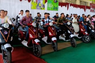 स्कूल में अव्वल आने वाले विद्यार्थियों को पुरस्कृत करने के लिए काइनेटिक ग्रीन ने सरकार को 200 इलेक्ट्रिक दोपहिया वाहन प्रदान किये