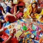भाईयों की कलाईयों पर सजेंगी देशी राखियां, समूह की महिलाएं की रहीं तैयार