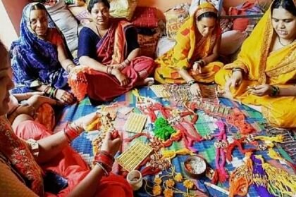 भाईयों की कलाईयों पर सजेंगी देशी राखियां, समूह की महिलाएं की रहीं तैयार