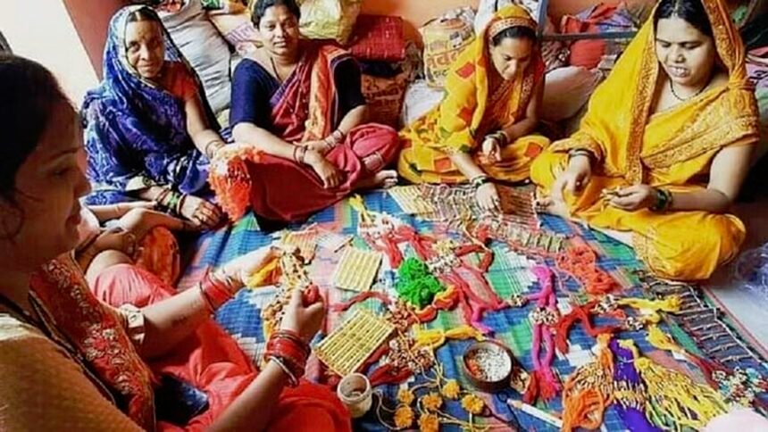 भाईयों की कलाईयों पर सजेंगी देशी राखियां, समूह की महिलाएं की रहीं तैयार