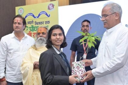 'आईये मिलकर एक पौधा लगाएं श्रीराम के नाम' कार्यक्रम में शामिल हुए मुख्यमंत्री, बच्चों को किया पौधों का वितरण