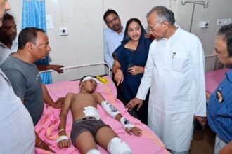 स्कूल जाते पलटी ई- रिक्सा, प्राथमिक एवं मिडिल स्कूल के बच्चे घायल, बच्चों को देखने जिला अस्पताल पहुंच गृहमंत्री साहू