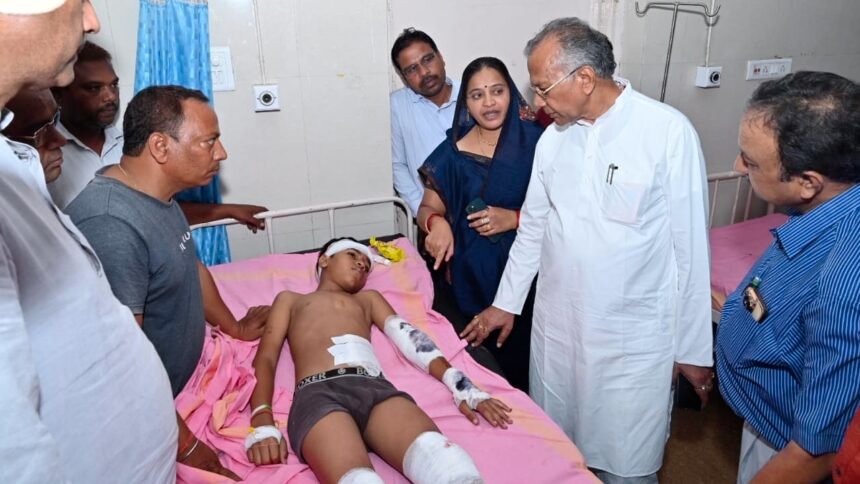 स्कूल जाते पलटी ई- रिक्सा, प्राथमिक एवं मिडिल स्कूल के बच्चे घायल, बच्चों को देखने जिला अस्पताल पहुंच गृहमंत्री साहू