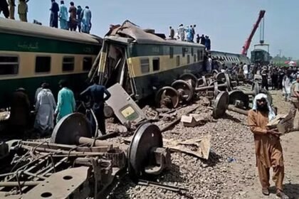 बड़ा रेल हादसा: 10 बोगी पटरी से उतरी, अब तक 15 की मौत कई घायल