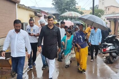 बरसते बारिश में भीगते हुए विधायक देवेंद्र ने की प्रगति यात्रा… लाखों के ​विकास कार्यों की दी सौगात