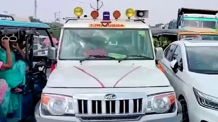 मुख्यमंत्री के काफिले के कारण पुलिसकर्मियों ने रोकी एंबुलेंस, घंटे भर तड़पता रहा मासूम