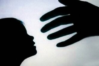 तीन साल की बच्ची के साथ हैवानियत, पिता के दोस्त ने की दरिंदगी, आरोपी की तलाश में जुटी पुलिस