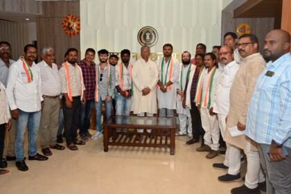 जोगी कांग्रेस को बड़ा झटका, सैकड़ों कार्यकर्ताओं के साथ जिला अध्यक्ष धर्मेन्द्र बंजारे ने थामा कांग्रेस का दामन