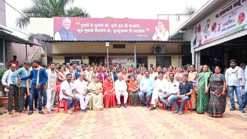 छत्तीसगढ़ सरकार की जनकल्याणकारी नीतियों से प्रभावित हुए लोग, 150 ग्रामीणों ने थामा कांग्रेस का हाथ