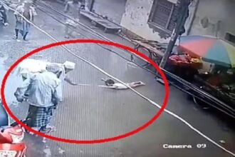 करंट से छटपटाता और चिल्लाता रहा मासूम, देखती रही भीड़, जाने फिर क्या हुआ