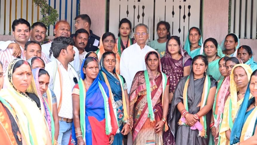५० से ज्यादा भाजपा कार्यकर्ताओं ने थामा कांग्रेस का हाथ, भूपेश सरकार के कामकाज से हुए प्रभावित