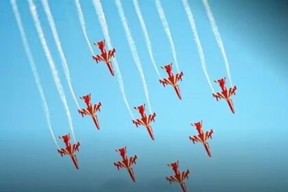 Air Show: वायुसेना की ताकत देख मंत्र मुग्ध हुए लोग, 65 लड़ाकू विमानों ने दिखाए हैरतअंगेज कलाबाजियां