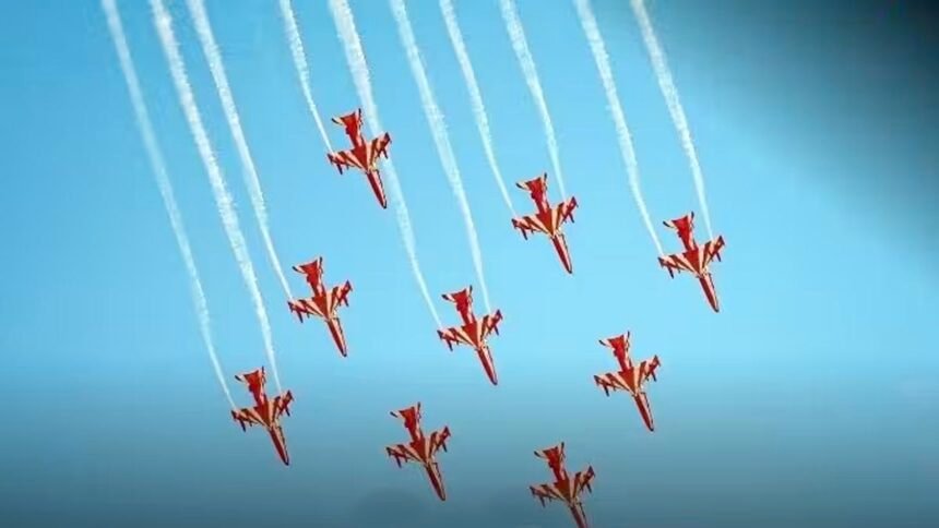 Air Show: वायुसेना की ताकत देख मंत्र मुग्ध हुए लोग, 65 लड़ाकू विमानों ने दिखाए हैरतअंगेज कलाबाजियां