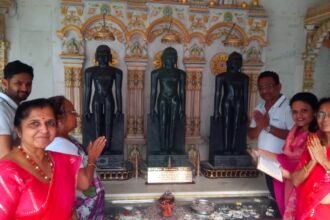 उत्तम संयम धर्म दिवस के दसलक्षण महापर्व पर किया भगवान का मंगल अभिषेक, भजनों पर हुआ डांडिया नृत्य