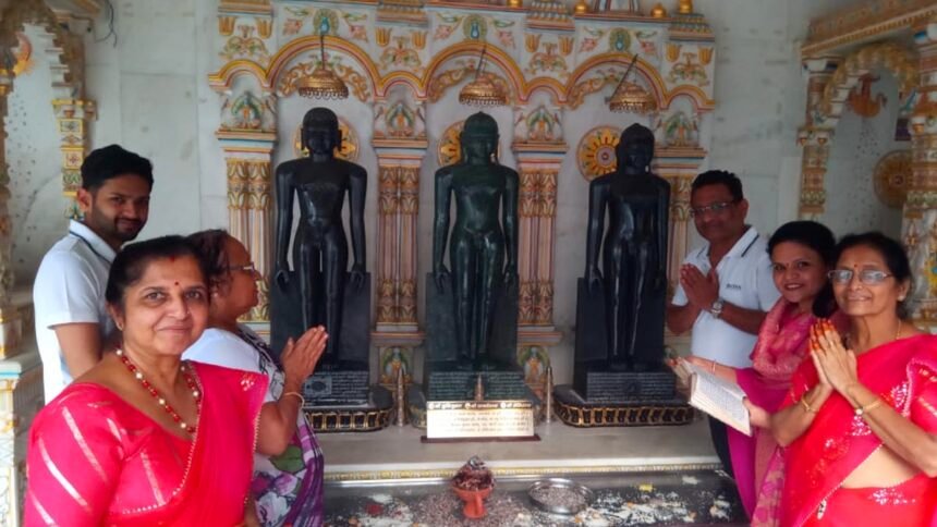 उत्तम संयम धर्म दिवस के दसलक्षण महापर्व पर किया भगवान का मंगल अभिषेक, भजनों पर हुआ डांडिया नृत्य