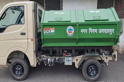 तस्वीर पर बवाल: नगर निगम की कचरा गाड़ी में लगी मां दंतेश्वरी की फोटो, हिन्दू संगठनों व आमजनों में रोष