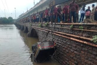 हादसा : शिवनाथ नदी में गिरी पिकअप, महिला-पुरूष सहित दो बच्चों की मौत