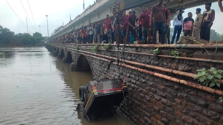 हादसा : शिवनाथ नदी में गिरी पिकअप, महिला-पुरूष सहित दो बच्चों की मौत
