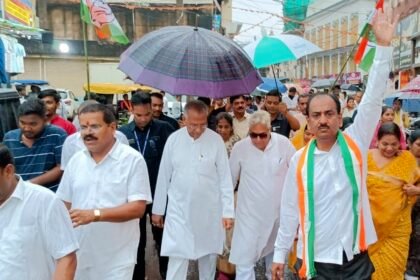 भरी बारिश में गृहमंत्री एवं विधायक ने निकाली भारत जोड़ो यात्रा