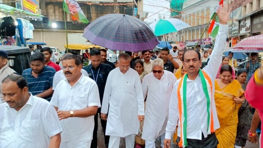 भरी बारिश में गृहमंत्री एवं विधायक ने निकाली भारत जोड़ो यात्रा