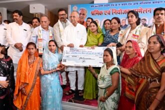 योजनाओं का लाभ उठाकर अपना एवं अपने बच्चों के जीवन को सफल बनाएं - गृह मंत्री ताम्रध्वज साहू