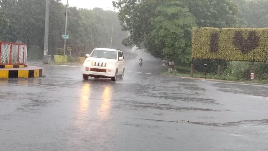 Weather Update: कई जिलों में भारी बारिश की चेतावनी, मौसम विभाग ने जारी किया ऑरेंज अलर्ट