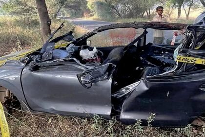 दर्दनाक हादसा: खड़े ट्रक से टकराई कार, उड़े परखच्चे, छह की मौत