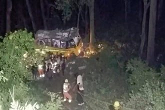 150 मीटर गहरी खाई में गिरी बस, सात की मौके पर मौत, 28 लोग किए गए रेस्क्यू
