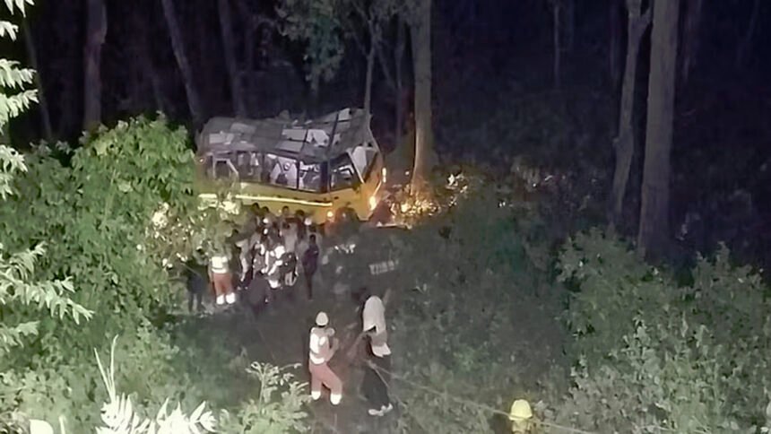 150 मीटर गहरी खाई में गिरी बस, सात की मौके पर मौत, 28 लोग किए गए रेस्क्यू