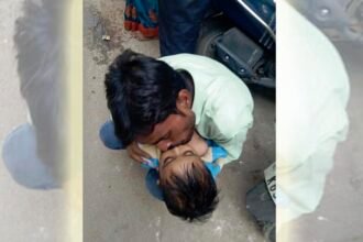 रोंगटे खड़े करने वाली तस्वीर: नहीं हुआ यकीन, मुंह से ही देने लगा सांस, तीसरे बच्चे की मौत ने तोड़ दी पिता का सारी उम्मीदें