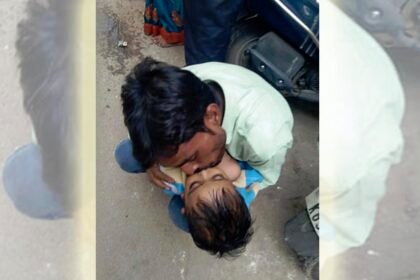 रोंगटे खड़े करने वाली तस्वीर: नहीं हुआ यकीन, मुंह से ही देने लगा सांस, तीसरे बच्चे की मौत ने तोड़ दी पिता का सारी उम्मीदें