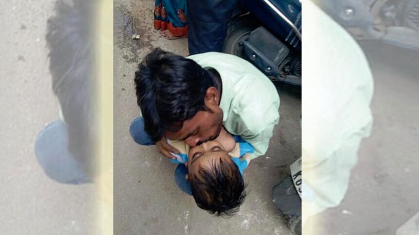 रोंगटे खड़े करने वाली तस्वीर: नहीं हुआ यकीन, मुंह से ही देने लगा सांस, तीसरे बच्चे की मौत ने तोड़ दी पिता का सारी उम्मीदें