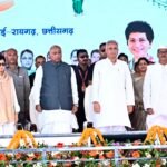 मल्लिकार्जुन खडग़े ने मुख्यमंत्री भूपेश बघेल के साथ कोड़ातराई में लगाए गए विभिन्न स्टॉलों का किया निरीक्षण