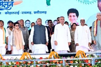 मल्लिकार्जुन खडग़े ने मुख्यमंत्री भूपेश बघेल के साथ कोड़ातराई में लगाए गए विभिन्न स्टॉलों का किया निरीक्षण