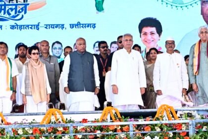 मल्लिकार्जुन खडग़े ने मुख्यमंत्री भूपेश बघेल के साथ कोड़ातराई में लगाए गए विभिन्न स्टॉलों का किया निरीक्षण