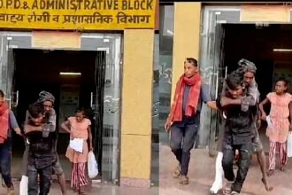 जिला अस्पताल में पीठ पर पिता को लादकर भटकता रहा बेटा, नहीं मिली व्हीलचेयर या स्ट्रेचर