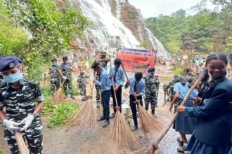 मनमोहक छटा से भरपूर तीरथगढ़ जलप्रपात में स्वच्छता पखवाड़ा का आयोजन