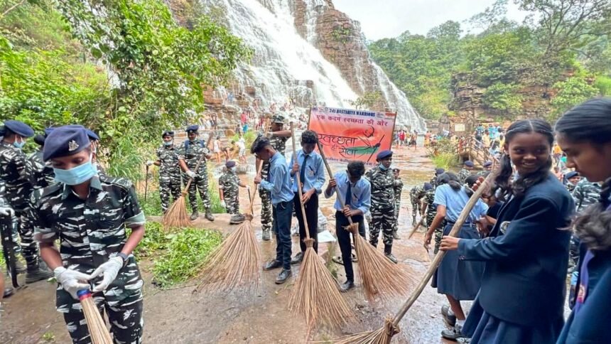 मनमोहक छटा से भरपूर तीरथगढ़ जलप्रपात में स्वच्छता पखवाड़ा का आयोजन