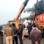 Accident: चुनावी ड्यूटी में अपनी सेवा देने जा रहे पुलिस के 5 जवानों की मौत, ट्रक में जा घुसी गाड़ी